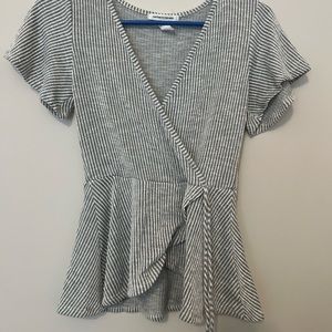 cute kinda cropped shirt